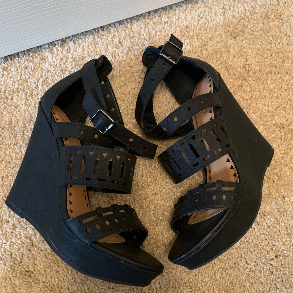 Size 8.5 Chinese Laundry strappy wedges - new!